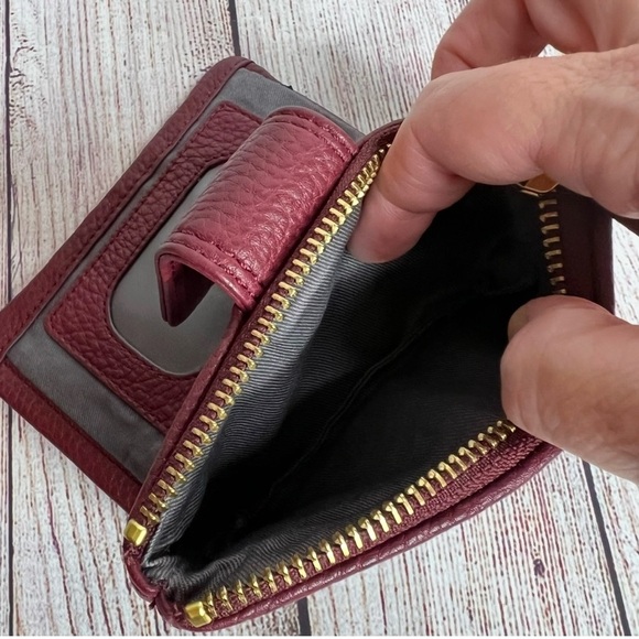 FOSSIL Red Pebbled Leather Wallet - Picture 7 of 7